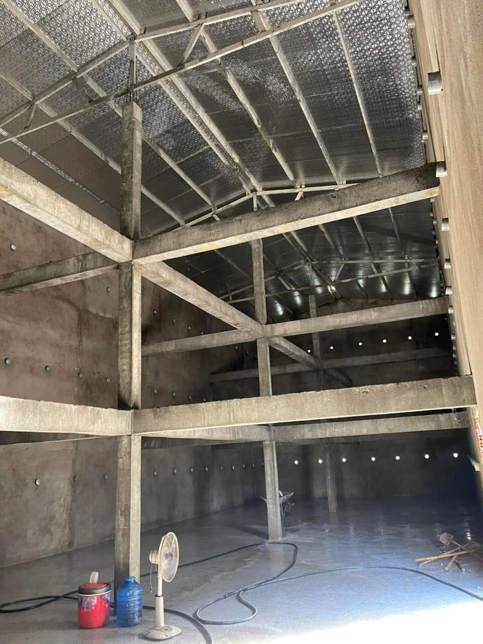 bên trong phần thô của nhà yến sàn giả do pvnest thi công